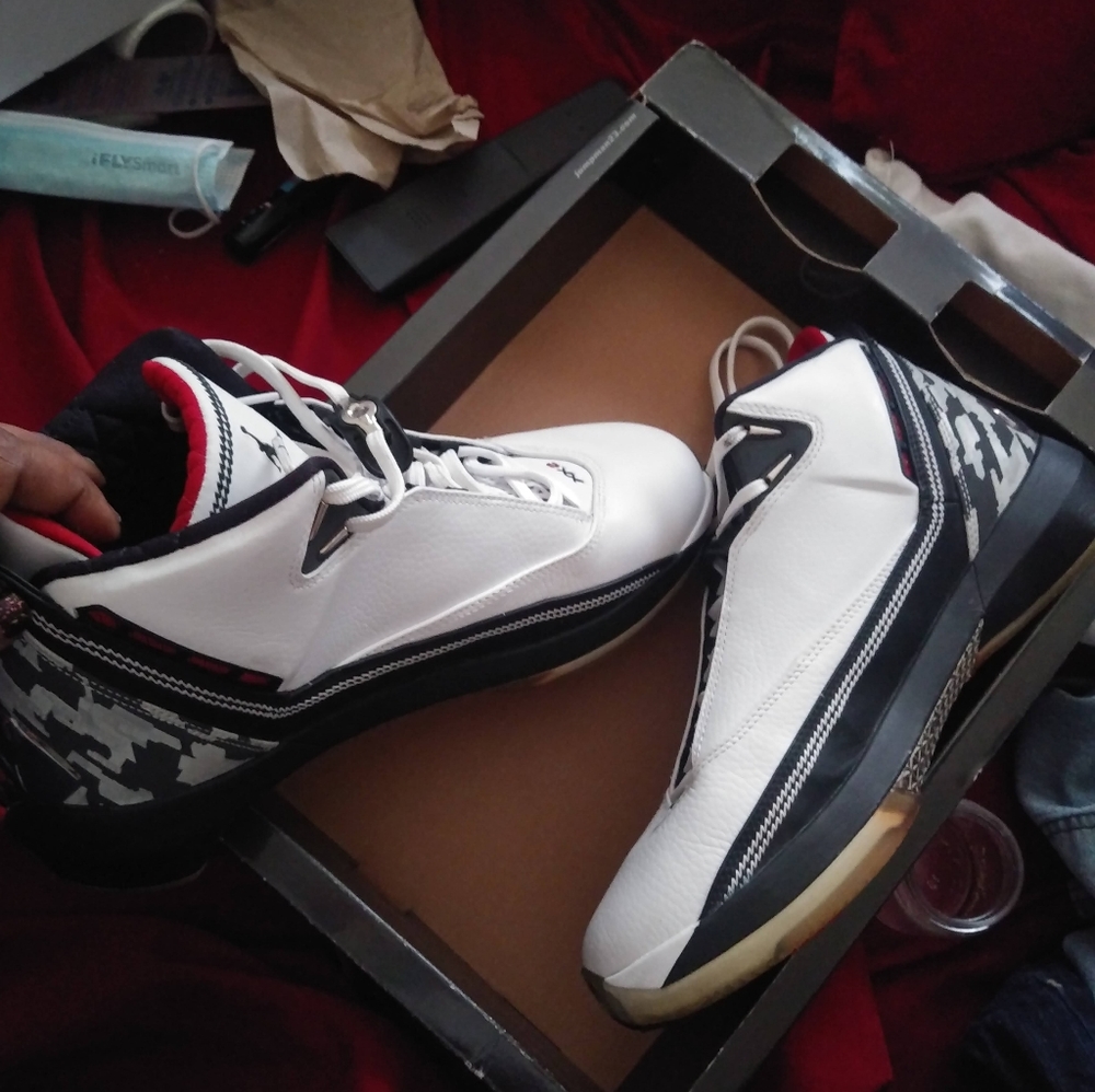 Lightly used Nike Air Jordan 22's. Men's size 10 - Picture 2 of 5